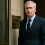 Zakenman bij de ingang van een kantoor met naambordje van World Liberty