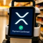 Autonome winkelrobot met een scherm waarop het XRP-logo en een groene betaalbevestiging te zien zijn in een supermarkt