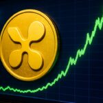 Het XRP-logo op een beursscherm naast een steil stijgende groene koersgrafiek