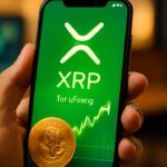 Smartphone met een handelsscherm voor XRP-opties en het XRP-logo duidelijk in beeld