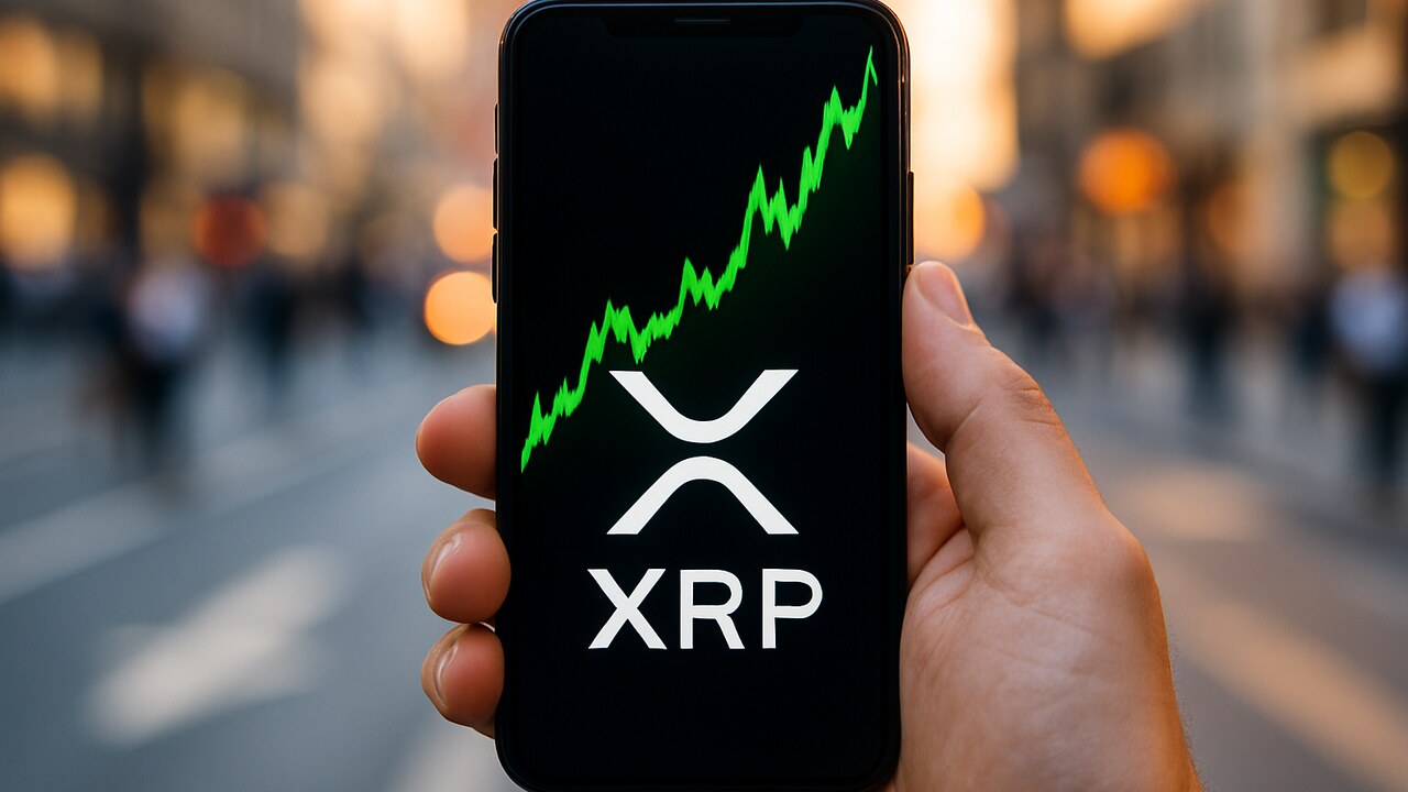 Een hand houdt een smartphone vast met een stijgende groene XRP-koersgrafiek en het XRP-logo op het scherm