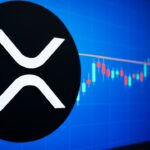 Het XRP-logo op een beursscherm met een koersgrafiek die vastloopt tegen een weerstandslijn rond 1 dollar