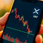Smartphone met XRP koersgrafiek die net boven een groene steunlijn balanceert