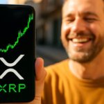 Smartphone met een steil stijgende groene XRP koersgrafiek en het XRP-logo, vastgehouden door een opgeluchte persoon