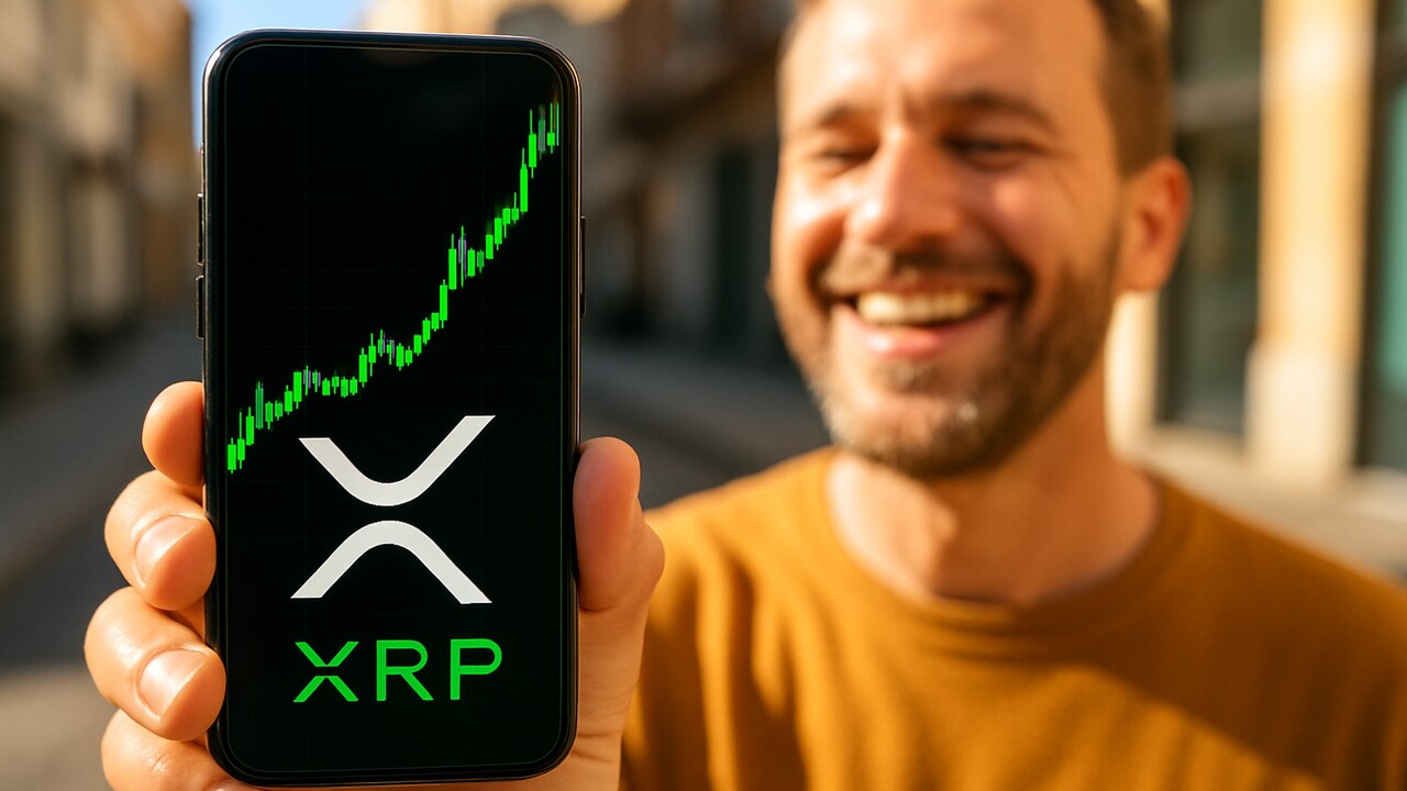 Smartphone met een steil stijgende groene XRP koersgrafiek en het XRP-logo, vastgehouden door een opgeluchte persoon