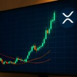 Handelsscherm met een groene stijgende XRP koersgrafiek die boven twee kruisende gemiddelde-lijnen uitbreekt