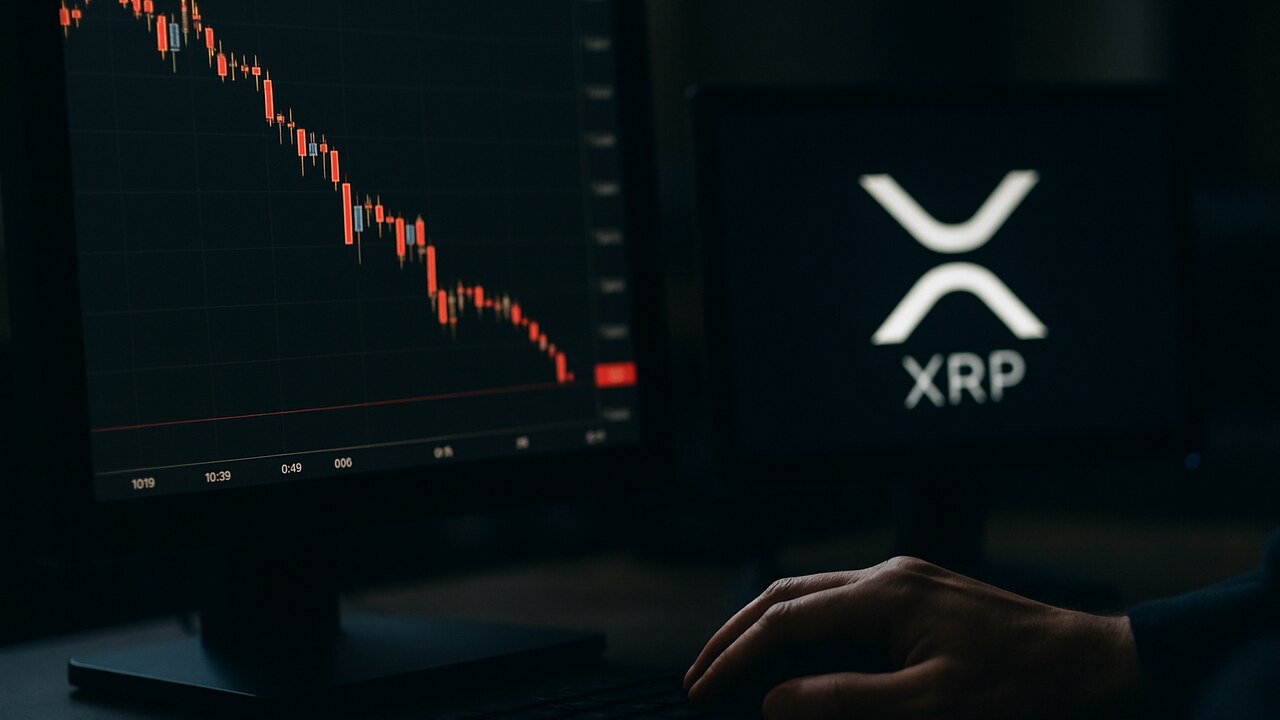 Handelsscherm met een dalende rode XRP-grafiek en het XRP-logo op een tweede monitor