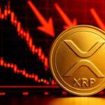 XRP-munt voor een scherm met een dalende rode koersgrafiek, symbool voor liquidatierisico