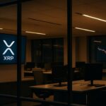 Kantoor met XRP-logo op een scherm en een dalende koerslijn in het rood