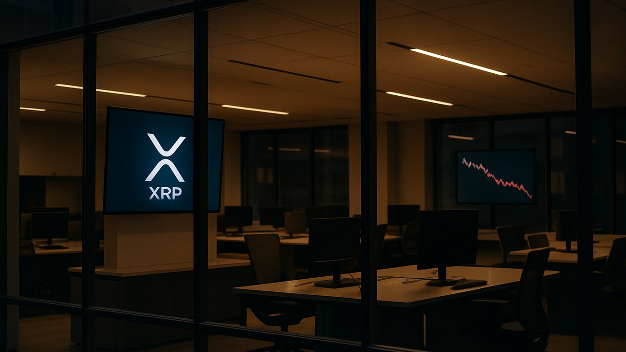 Kantoor met XRP-logo op een scherm en een dalende koerslijn in het rood