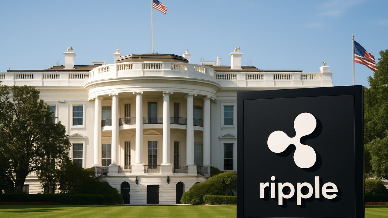 Het Witte Huis in helder daglicht met een opvallend Ripple-logo, symbool voor de cryptotop met Trump.