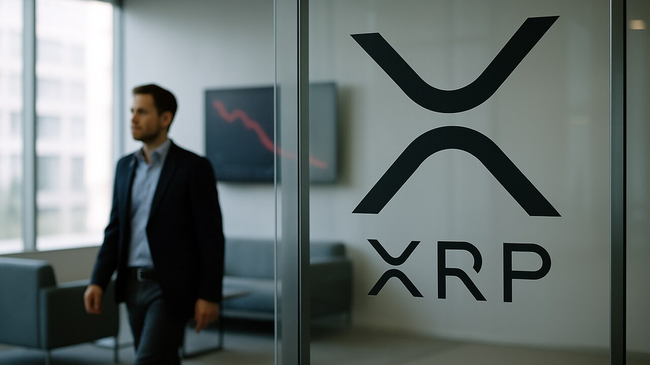 Kantoorlobby met XRP-logo op glazen wand en een scherm met dalende rode koerslijn op de achtergrond