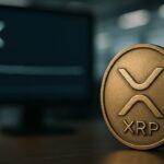 Datacenter met serverrijen en een scherm dat een vlakke XRP koers toont