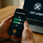 Handen houden een smartphone vast met een voorspelmarkt-scherm, op de achtergrond een laptop met het XRP-logo