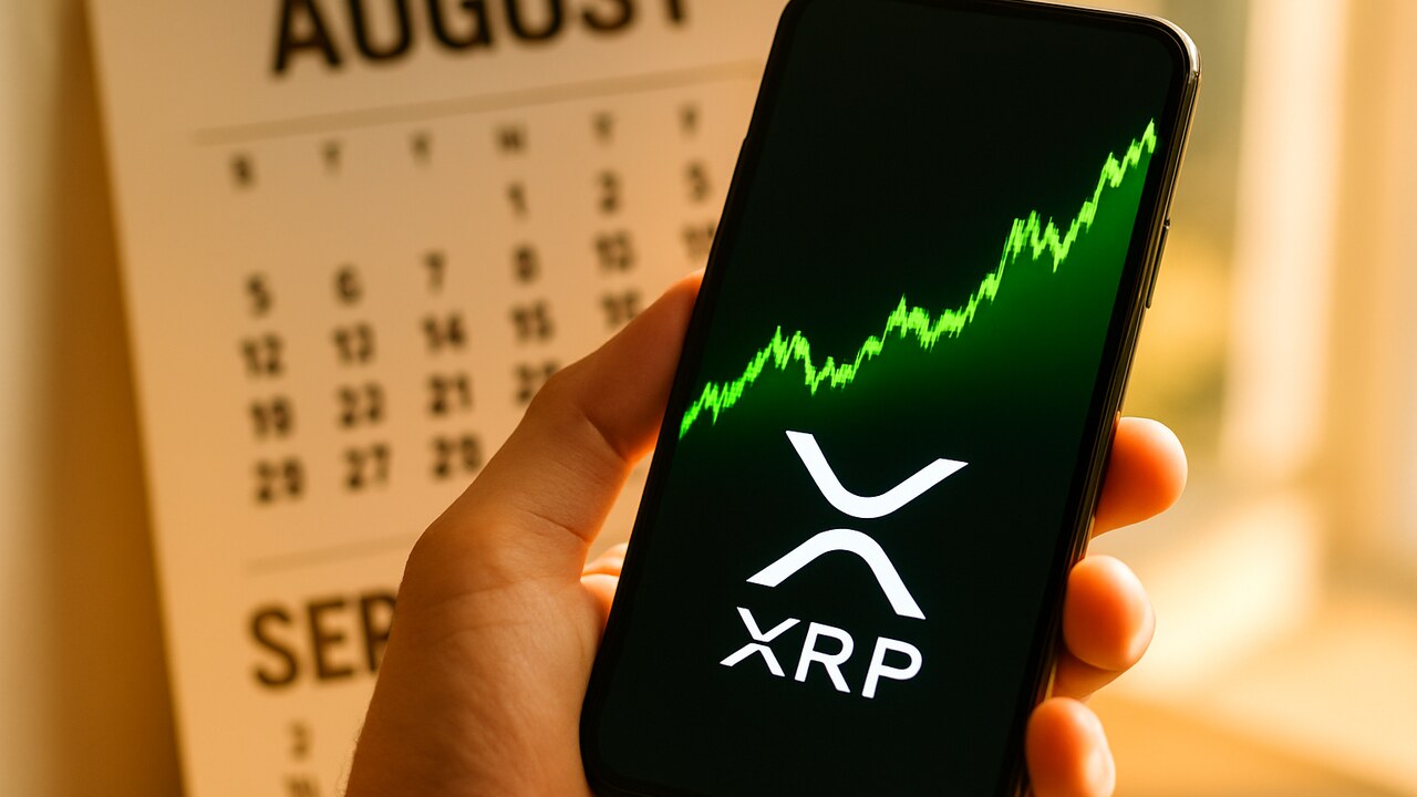 Smartphone toont een stijgende groene XRP koersgrafiek, met een kalender die van augustus naar september wisselt op de achtergrond.