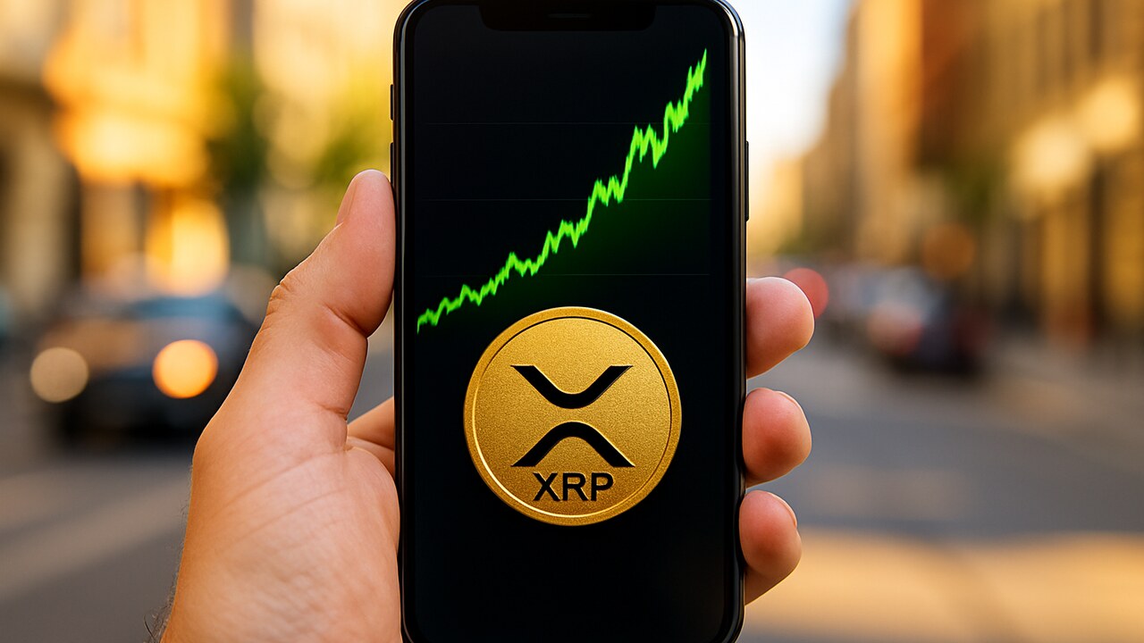 Smartphone toont een sterk stijgende groene XRP-koersgrafiek met het XRP-logo