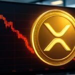 XRP-logo op een beeldscherm met een dalende rode koersgrafiek op de achtergrond