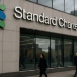 Vestiging van grootbank Standard Chartered met logo op de gevel in een financieel district