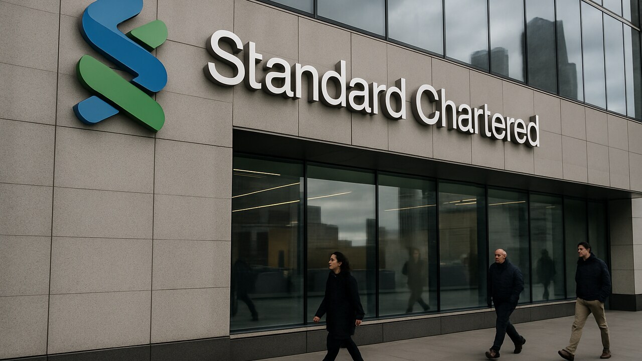 Vestiging van grootbank Standard Chartered met logo op de gevel in een financieel district