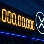 Digitale teller met vijf miljard transacties en het XRP-logo op de gevel van een datacenter