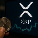 Datacenter met serverrekken en een scherm met het XRP-logo, symbool voor de toegenomen activiteit op de XRP Ledger