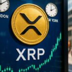 Beeldscherm met XRP-logo en klokken van Londen en New York boven een groene koersgrafiek