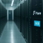Datacenter met serverracks waarop het Flare-logo en XRP-symbool zichtbaar zijn