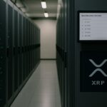 Serverruimte met racks en een scherm dat een ranglijst van XRP-accounts toont