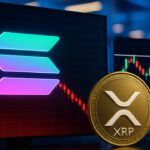 Solana- en XRP-logo's bij een koersgrafiek die op weerstand stuit met rode dalende candles