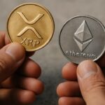 Twee handen houden een XRP-munt en een Ethereum-munt naast elkaar op een betonnen tafel