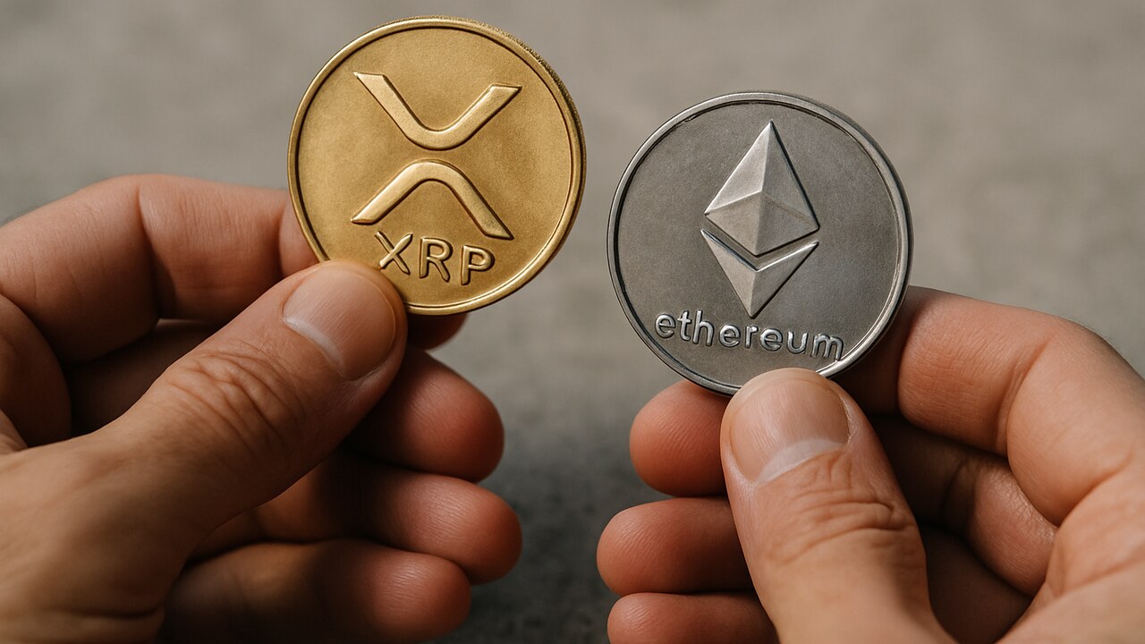 Twee handen houden een XRP-munt en een Ethereum-munt naast elkaar op een betonnen tafel