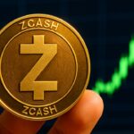 Een fysieke Zcash-munt voor een beursscherm met een stijgende groene koersgrafiek