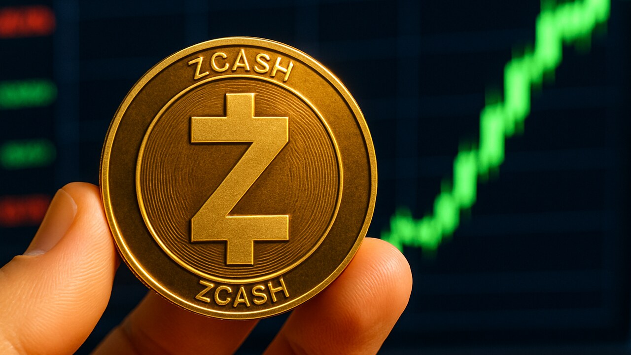 Een fysieke Zcash-munt voor een beursscherm met een stijgende groene koersgrafiek