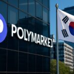 Polymarket-logo op een kantoorgebouw in Seoul met een Zuid-Koreaanse vlag ernaast