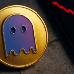 Aave-token met het herkenbare logo op een gebarsten ondergrond, met een dalende rode lijn op een telefoonscherm