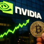 Bitcoin-munt op de voorgrond met een groot techlogo op een gebouw en een groene stijgende koersgrafiek op de achtergrond