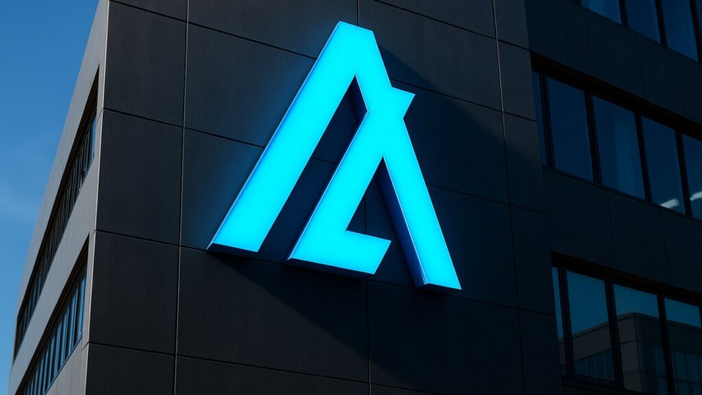 Het Algorand-logo groot en helder op een moderne gevel bij daglicht