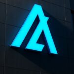 Het Algorand-logo groot en helder op een moderne gevel bij daglicht