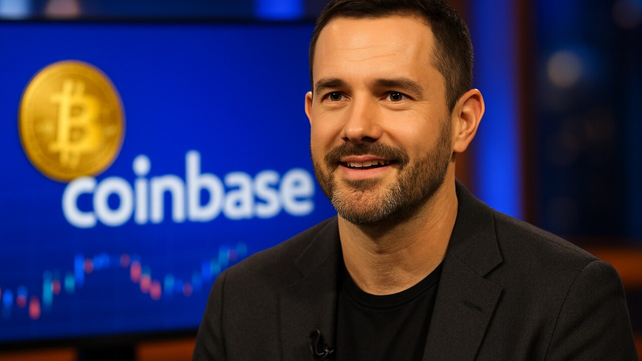 Coinbase-CEO Brian Armstrong tijdens een televisie-interview met het Coinbase-logo op de achtergrond