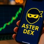 Smartphone toont het Aster DEX-logo met op de achtergrond een stijgende groene grafiek