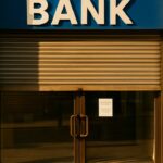 Halfdicht rolluik voor de ingang van een bankfiliaal, symbool voor beperkte toegang tot een banksaldo