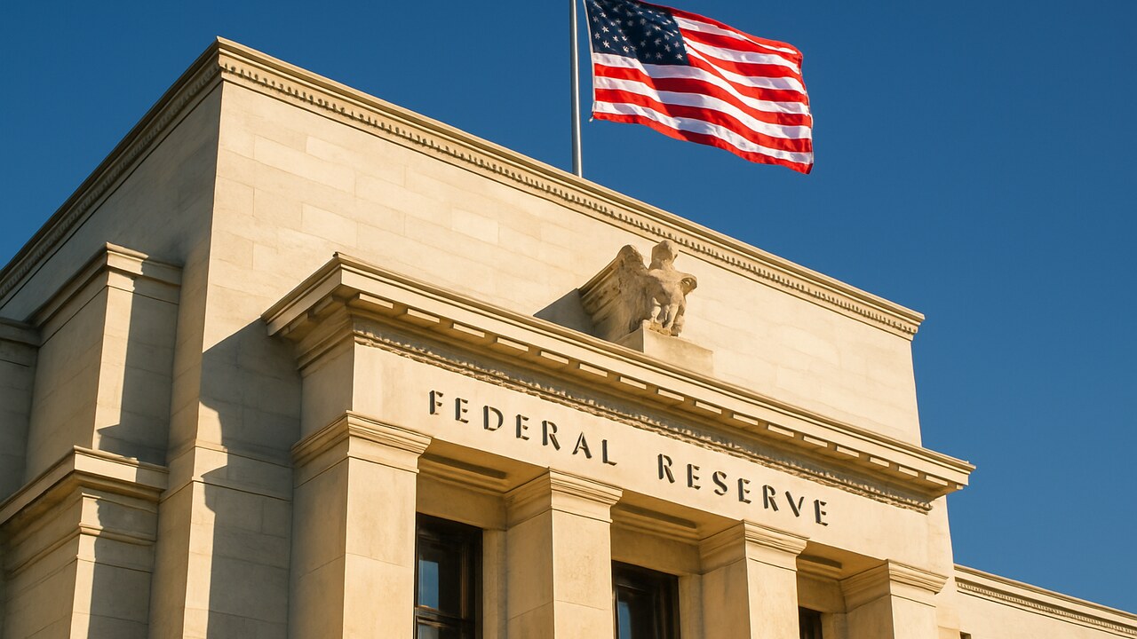 Het gebouw van de Federal Reserve in daglicht, met een Amerikaanse vlag ervoor