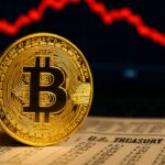 Fysieke Bitcoin-munt met op de achtergrond een rood dalende koersgrafiek