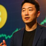 CryptoQuant-oprichter Ki Young Ju spreekt op een podium met een stijgende Bitcoin-grafiek achter zich