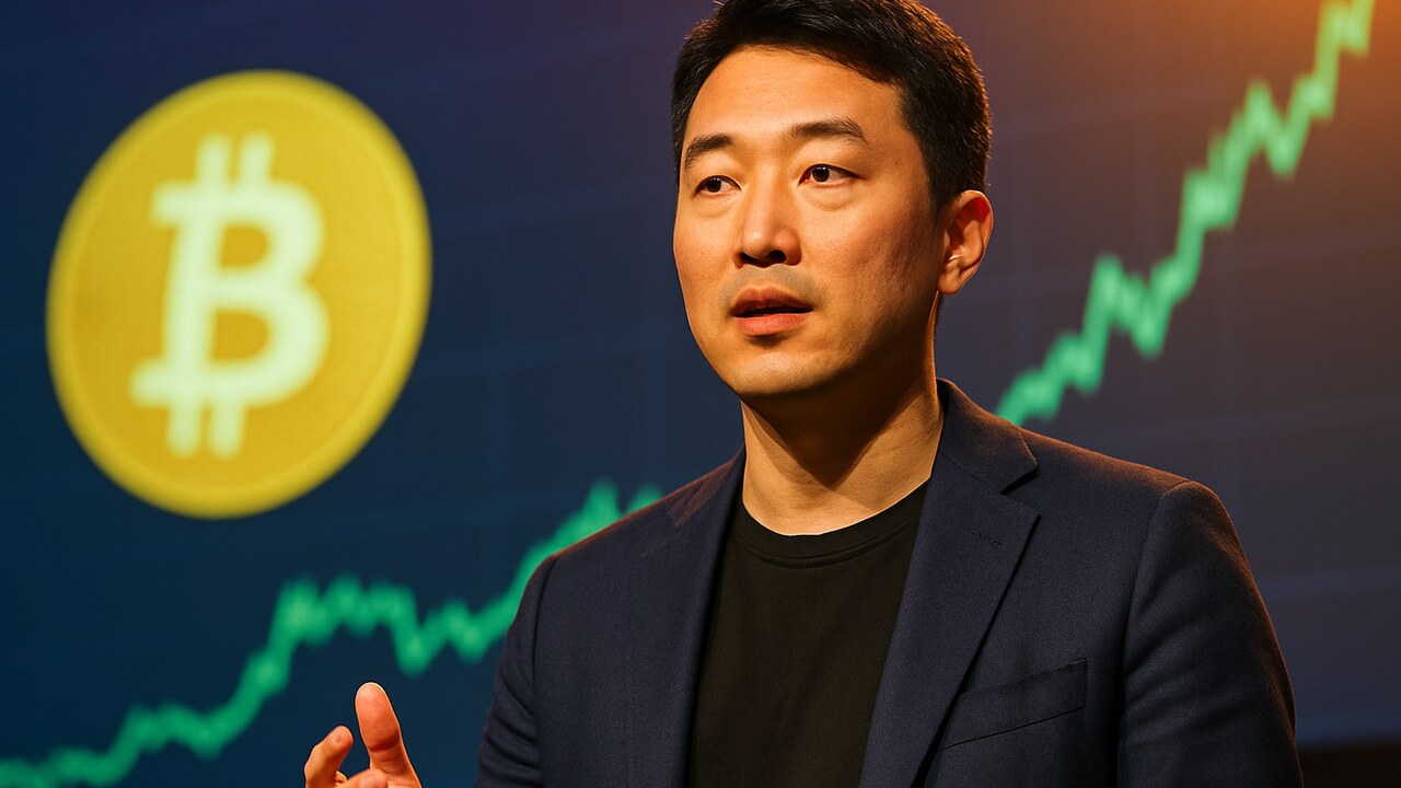 CryptoQuant-oprichter Ki Young Ju spreekt op een podium met een stijgende Bitcoin-grafiek achter zich