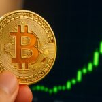Bitcoin-munt met oranje logo voor een groen stijgende koersgrafiek