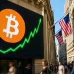Groot digitaal koersbord met Bitcoin-logo en stijgende groene lijn in een zonnige straat bij Wall Street