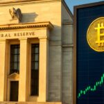 Het gebouw van de Federal Reserve van buiten met een naastgelegen scherm dat een stijgende groene Bitcoin-grafiek toont
