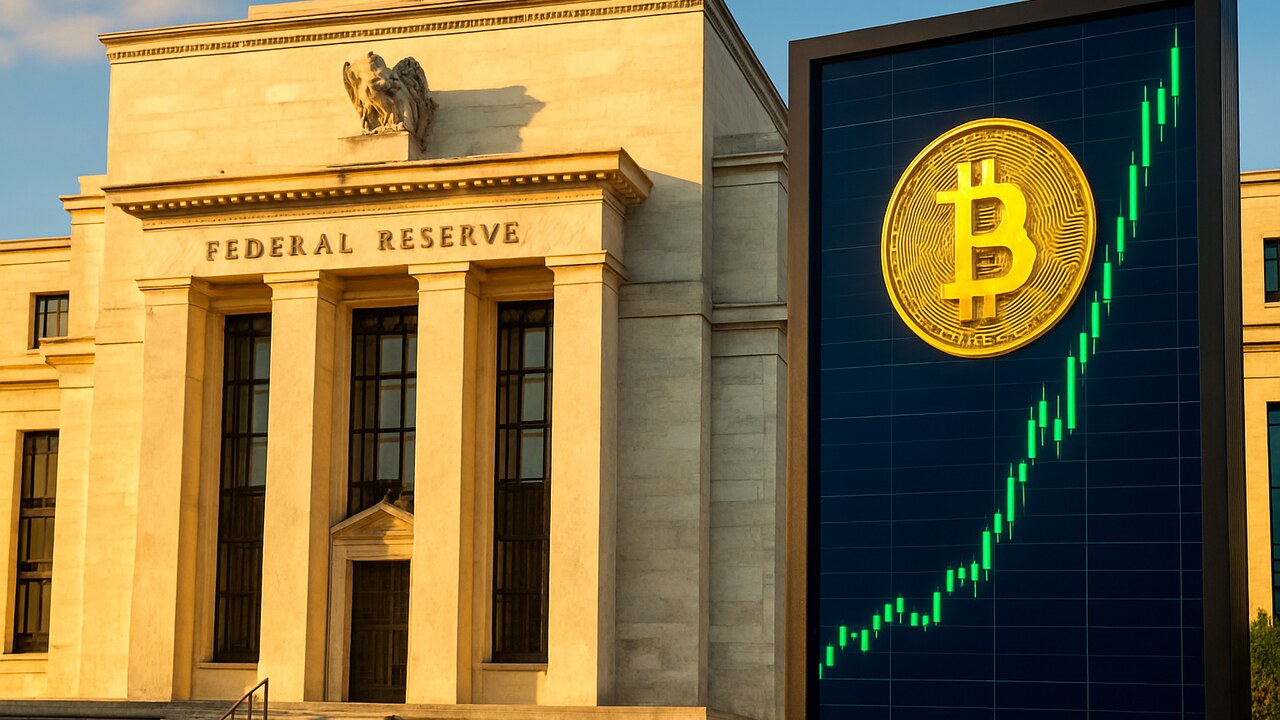 Het gebouw van de Federal Reserve van buiten met een naastgelegen scherm dat een stijgende groene Bitcoin-grafiek toont