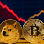 Fysieke Dogecoin en Bitcoin munt voor een scherm met een dalende rode koersgrafiek en stijgende rentelijn